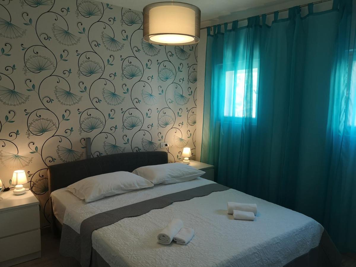 Villa Mala Kuca Ispod Borova Primošten Esterno foto